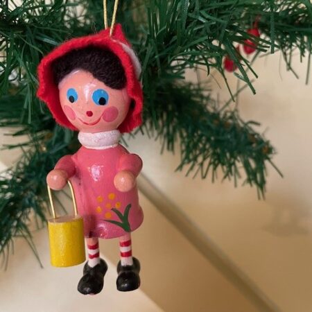 Antiek oud popje voor de Paas of Kerstboom uit het Erzgebirge