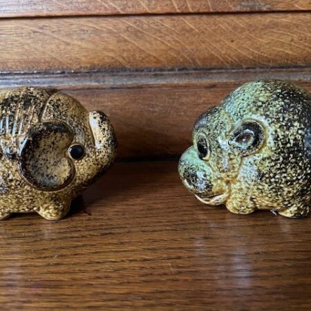 Keramiek geglazuurd een nijpaard en olifant peper en zoutstel jaren 1970