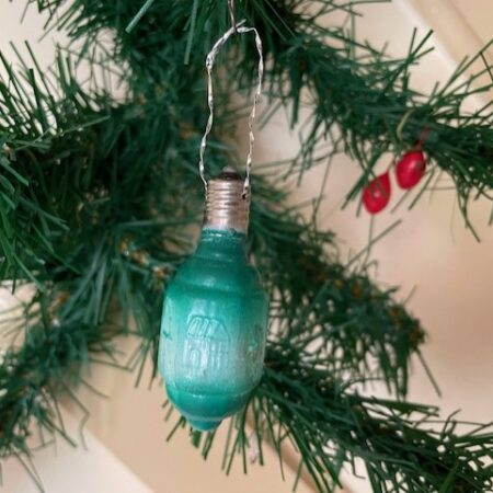 Antieke figuurlamp uit de art-deco tijd een groene lampion