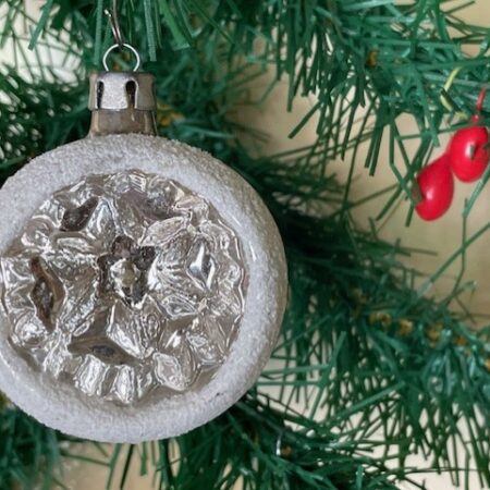 Oude antieke kerstbal van dun geblazen glas met bloem krater of reflex midden 1900