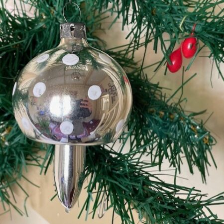 Antieke oude, grote kerstbal een paddenstoel zilver met witte stippen van dun geblazen glas in zilver en wit midden 1900