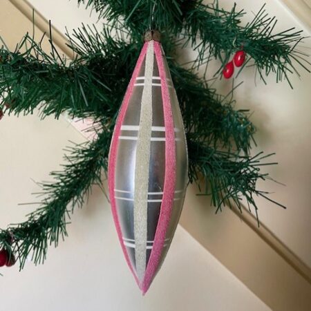 Giga antieke retro pegel kerstbal van dun geblazen glas in zilver, wit en roze jaren 1950