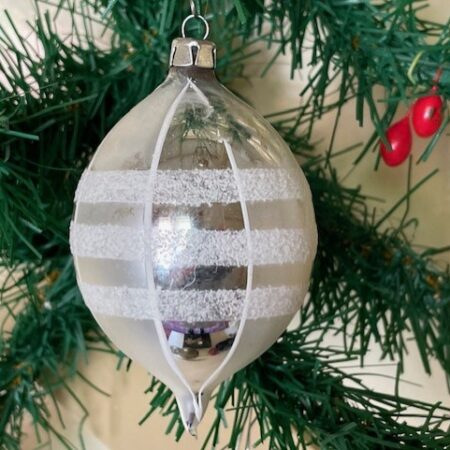 Oude antieke druppel kerstbal met geometrisch patroon in zilver en wit 1950-1960