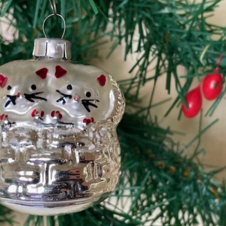 Antieke oude kerstbal van dun geblazen glas in zilver 2 poezen in een mand 1e helft 1900
