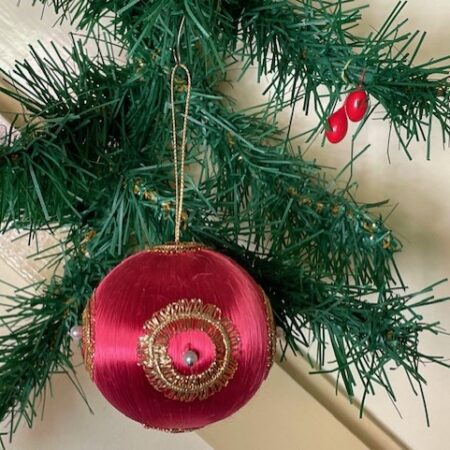Oude retro kerstbal rood  zijde, gouddraad en parels Japan 1960