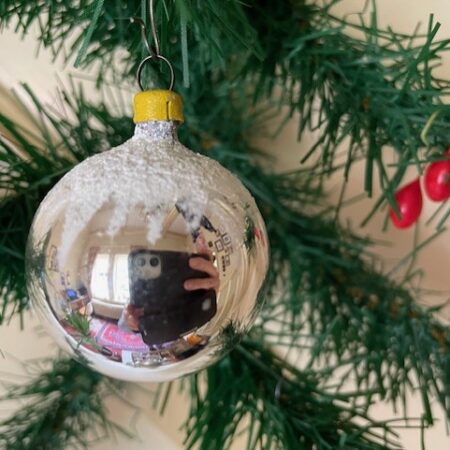 Antieke oude kerstbal van dun geblazen glas in zilver met ster van sneeuw 1e helft 1900