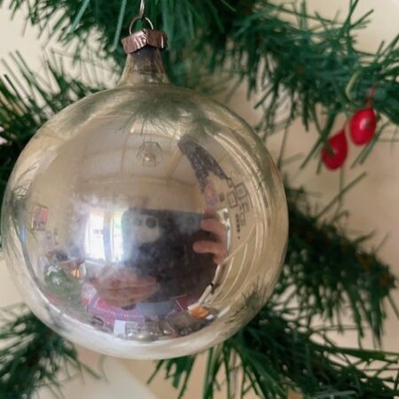 Antieke oude ronde kerstbal van dun geblazen glas in zilver met patine 1e kwart 1900