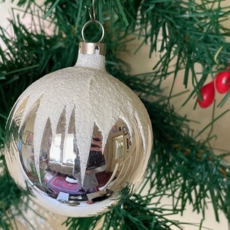 Antieke oude ronde kerstbal van dun geblazen glas in zilver met ster van sneeuw 1950