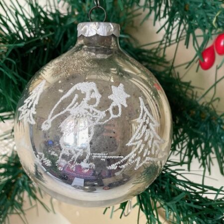 Oude grote ronde kerstbal met tafereel van Kerst kabouters 1950