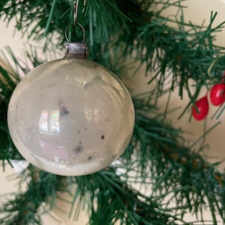 Antieke kleine, ronde kerstbal van dun geblazen mooi gepatineerd glas in zilver 1e kwart 1900