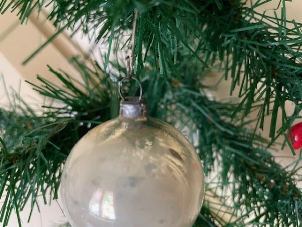 Antieke kleine, ronde kerstbal van dun geblazen mooi gepatineerd glas in zilver 1e kwart 1900 - Afbeelding 2