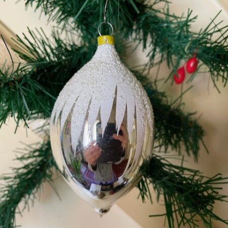 Antieke oude kerstbal een druppel van dun geblazen glas met ster van sneeuw 1e helft 1900