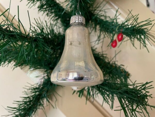 Oude antieke kerstklok van mooi gepatineerd dun geblazen glas in zilver midden 1900 - Afbeelding 2