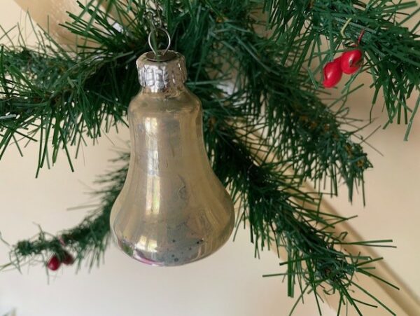 Oude antieke kerstklok van mooi gepatineerd dun geblazen glas in zilver midden 1900 - Afbeelding 3