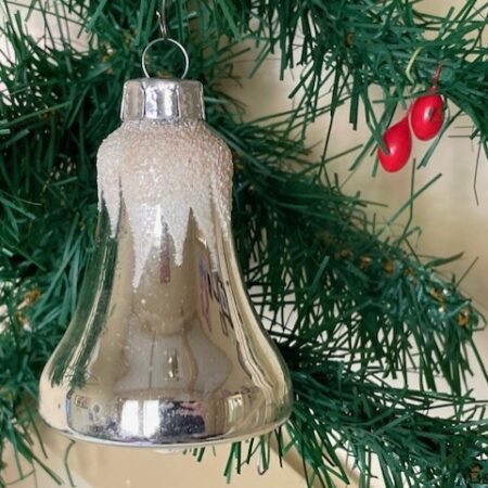 Oude antieke kerstbal een kerstklok van dun geblazen glas in zilver met sneeuwster midden 1900