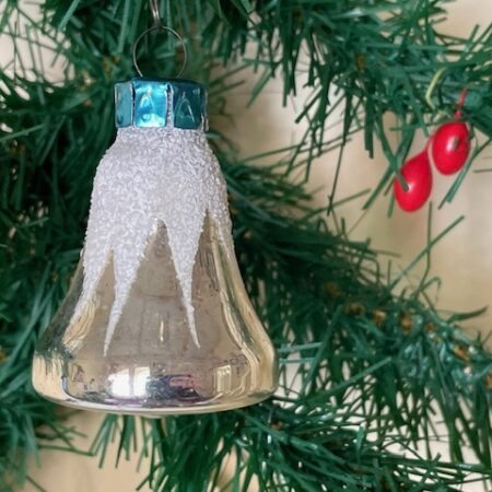 Oude antieke kerstklok van dun geblazen glas in zilver midden 1900