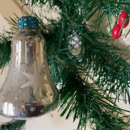 Oude antieke kerstklok van dun geblazen glas in zilver midden 1900