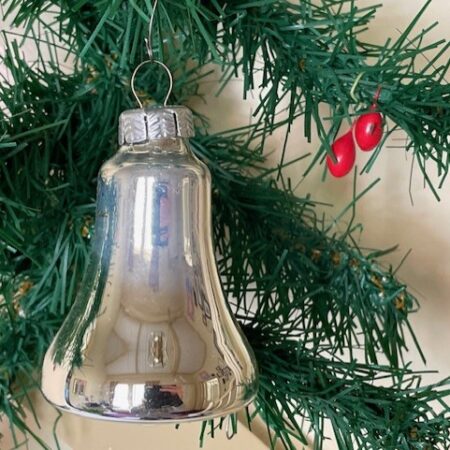 Oude antieke kerstklok van dun geblazen glas in zilver jaren 1970