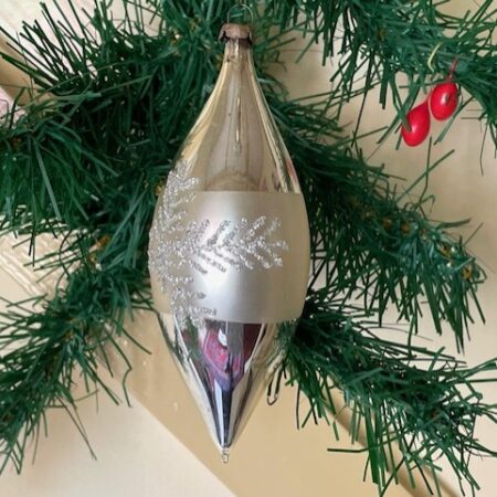 Oude antieke pegel van dun geblazen glas in zilver met zilvergruis decoratie midden 1900