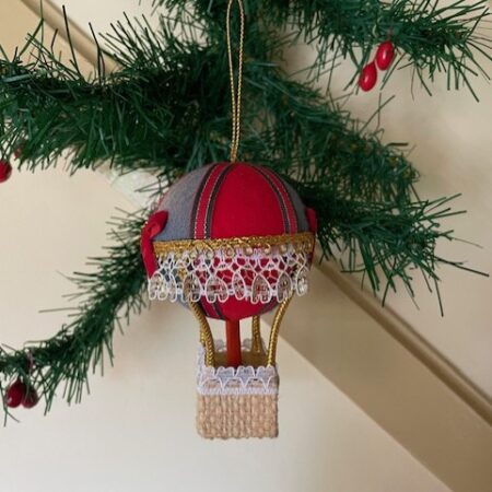 Oude retro luchtballon van hout, stof, kant en jute in rood, goud en groen 1960
