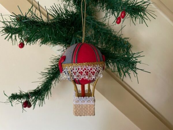 Oude retro luchtballon van hout, stof, kant en jute in rood, goud en groen 1960