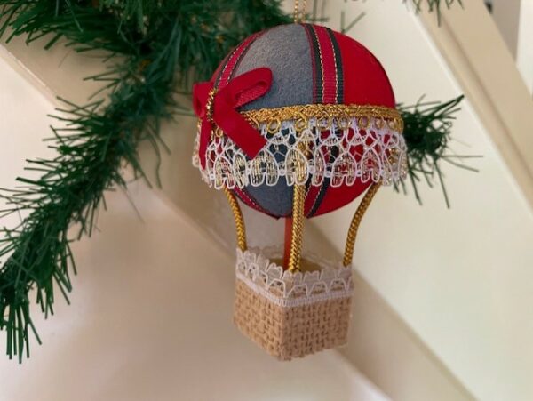 Oude retro luchtballon van hout, stof, kant en jute in rood, goud en groen 1960 - Afbeelding 2