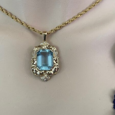 Geelgouden hanger met natuurlijke aquamarijn van 25,0 ct. en briljant geslepen diamant.