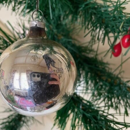 Oude antieke ronde kerstbal van dun geblazen glas in zilver midden 1900