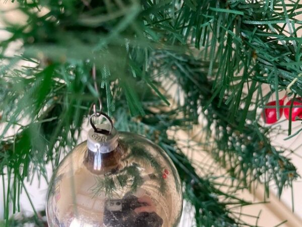 Oude antieke ronde kerstbal van dun geblazen glas in zilver midden 1900 - Afbeelding 2