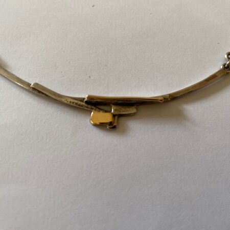 Zilveren choker met goud en zilveren applique, handgesmeed van Ton van den Hout 1970