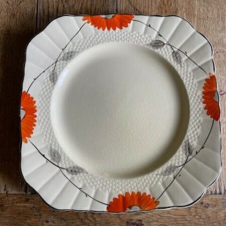 Art-deco cremekleurige aardewerk taartschotel met oranje zwart en grijs van Spenzo made in England 1920-1930