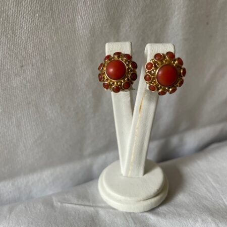 Paar 14 kt. geelgouden entourage oorstekers met bloedkoraal 1970