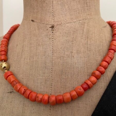 Collier met grote antieke bloedkoralen aan 14 kt. gouden bolslot