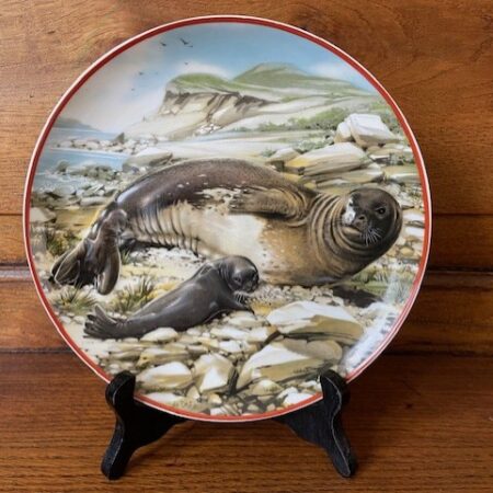 Wandbord in relief een robbe of zeehond van Heinrich Villeroy & Boch voor het WWF 1986