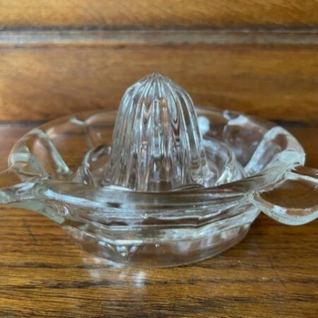 Oude, retro hand citruspers van helder persglas