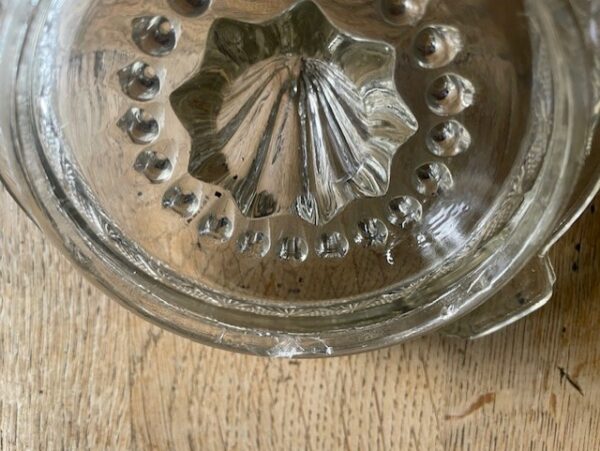Antieke citruspers van glas met ruit en waaierslijpsel - Afbeelding 5