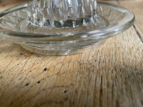 Antieke citruspers van glas met ruit en waaierslijpsel - Afbeelding 4
