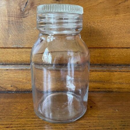Bijzondere oude, retro glazen pot met schroefdeksel van glas