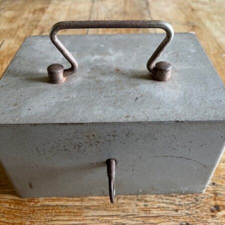 Antieke kleine, veilige, geheel metalen Franse kluis of geldkist met stoere sleutel 1930