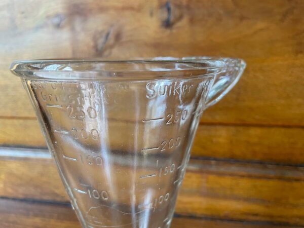 Antieke, vintage trechter vormige hoge maatbeker van helder persglas 1920-1930 - Afbeelding 6