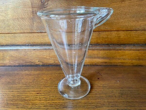 Antieke, vintage trechter vormige hoge maatbeker van helder persglas 1920-1930 - Afbeelding 5
