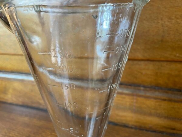 Antieke, vintage trechter vormige hoge maatbeker van helder persglas 1920-1930 - Afbeelding 4