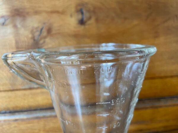 Hoge trechter vormige, vintage maatbeker van helder persglas 1920-1930 - Afbeelding 5