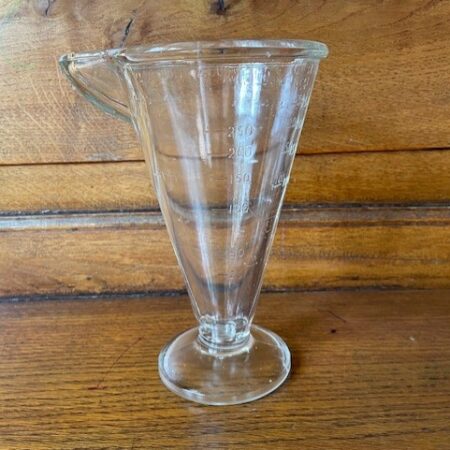 Antieke, vintage trechter vormige hoge maatbeker van helder persglas 1920-1930