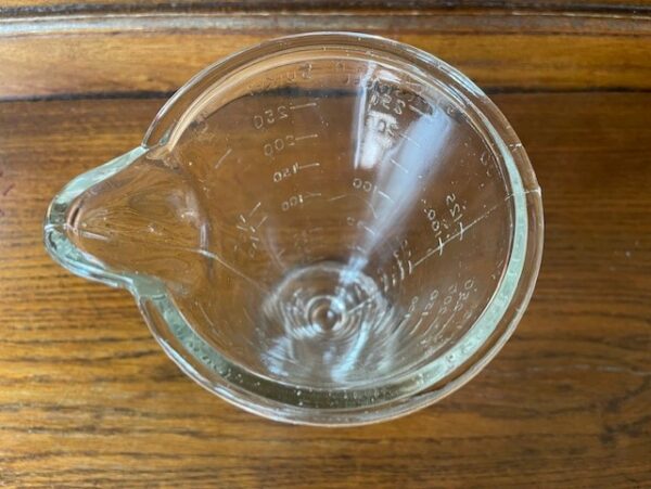 Antieke, vintage trechter vormige hoge maatbeker van helder persglas 1920-1930 - Afbeelding 3