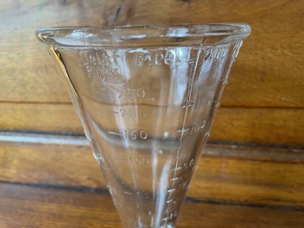 Hoge trechter vormige, vintage maatbeker van helder persglas 1920-1930 - Afbeelding 4