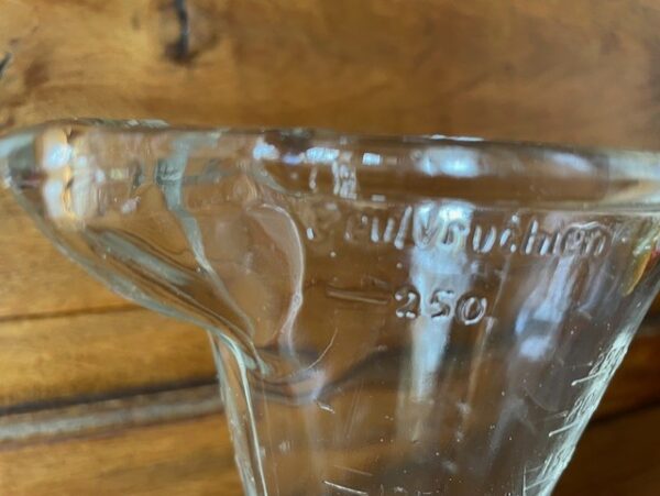 Hoge trechter vormige, vintage maatbeker van helder persglas 1920-1930 - Afbeelding 2