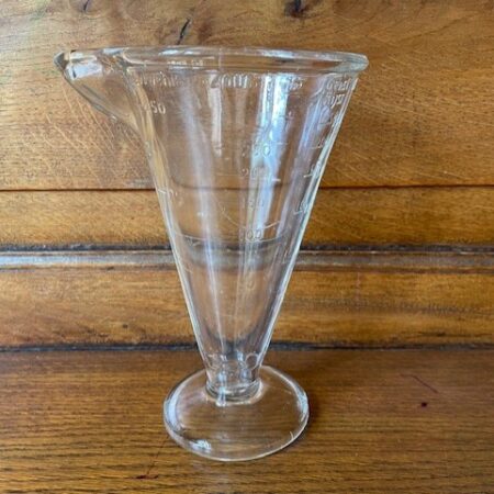 Hoge trechter vormige, vintage maatbeker van helder persglas 1920-1930