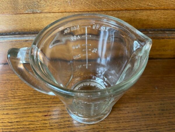 Vintage retro maatkan of maatbeker van dik helder persglas op voet met oor - Afbeelding 3
