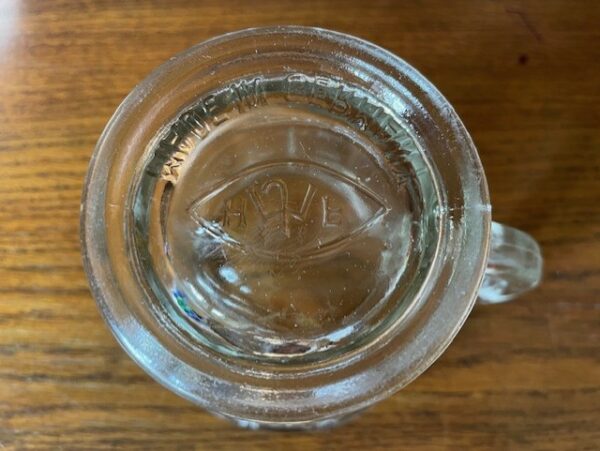 Vintage retro maatkan of maatbeker van dik helder persglas op voet met oor - Afbeelding 4